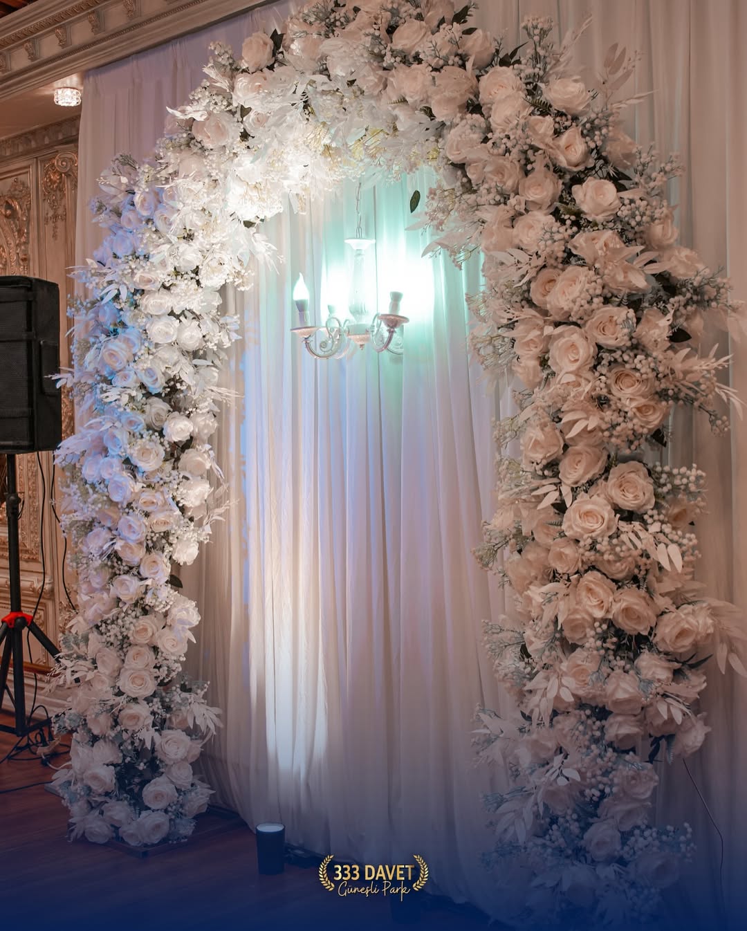 Beyaz çiçeklerle süslenmiş nikâh alanı dekorasyonu