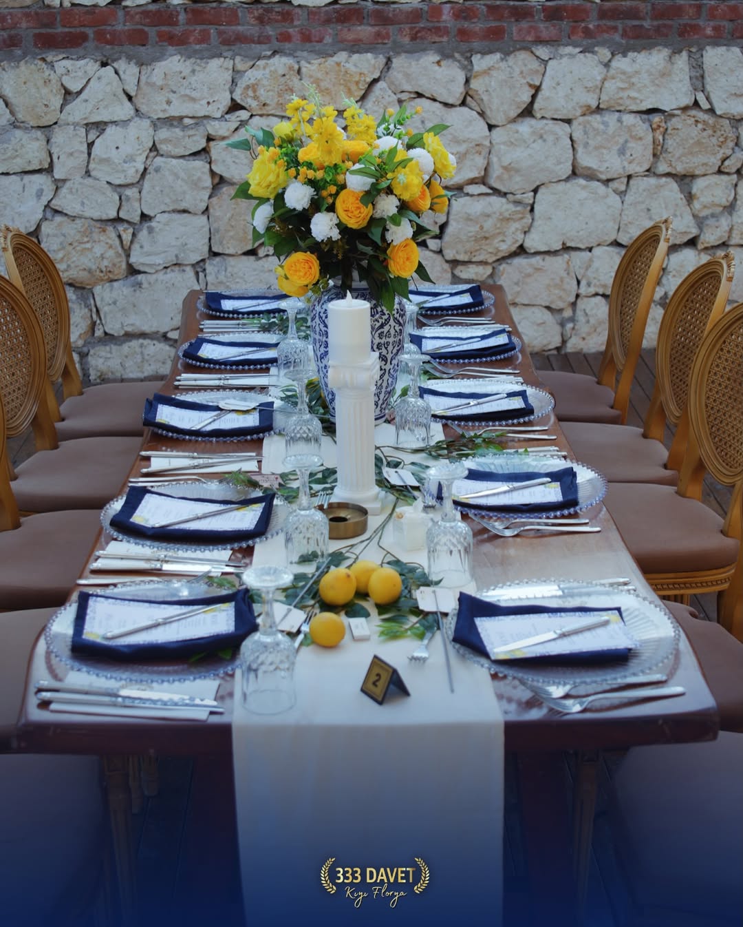 Ahşap zemin üzerinde rustik düğün masa düzeni