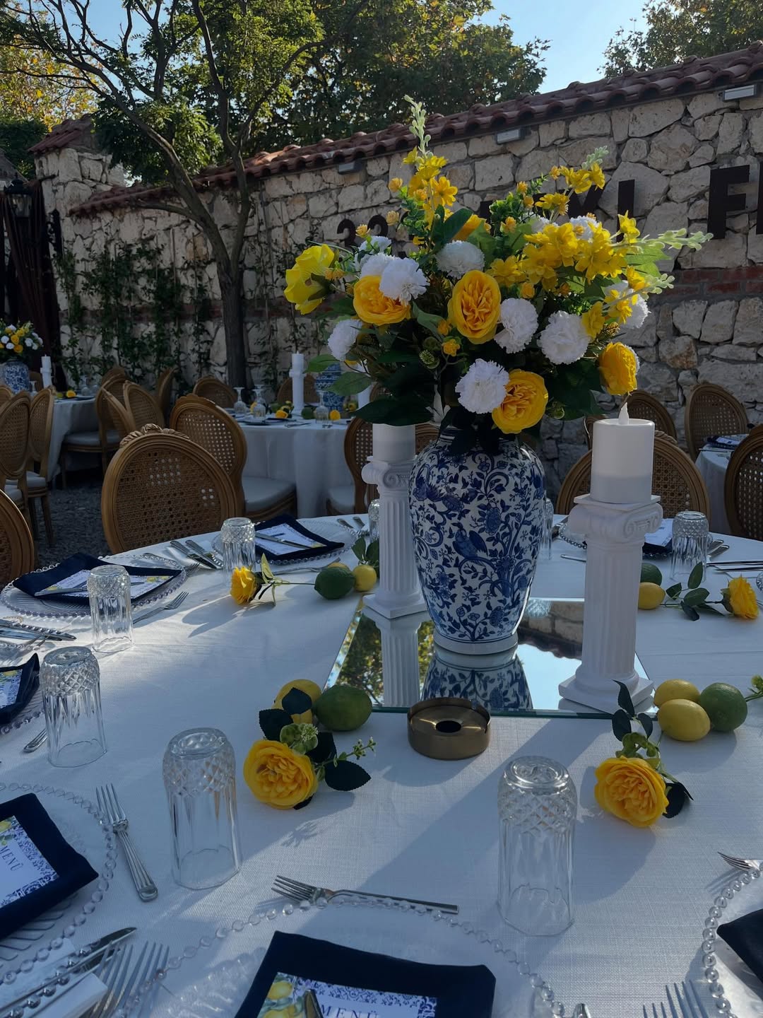 Mavi-beyaz vazolu bohem masa dekorasyonu