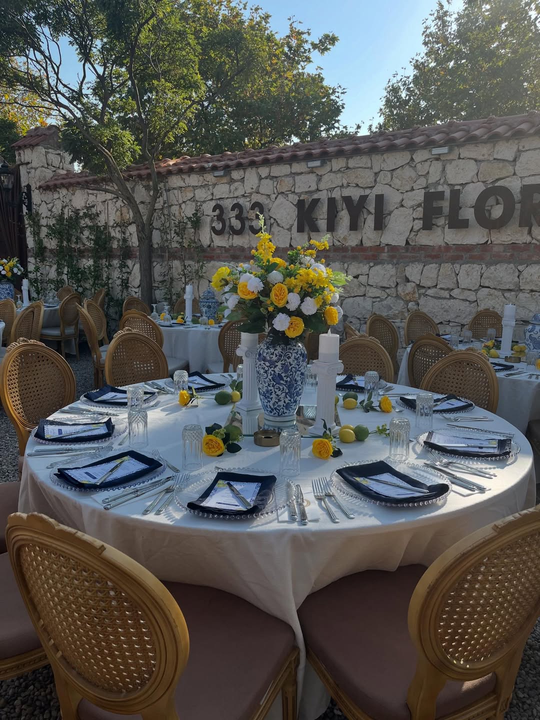 Mavi-beyaz vazolu bohem masa dekorasyonu