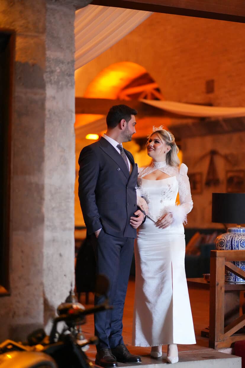 Dantel detaylı gelinlik ile doğal poz veren gelin