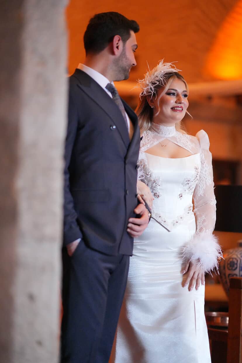 Damat ve gelinin sıcak ışıkta nişan çekimi