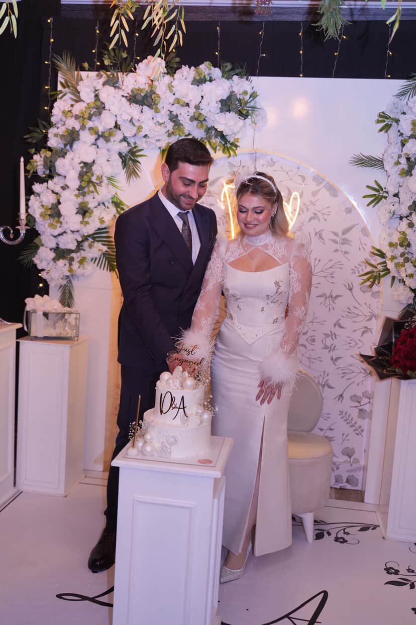 Düz kesim gelinlik giyen gelin ve damadın nişan çekimi