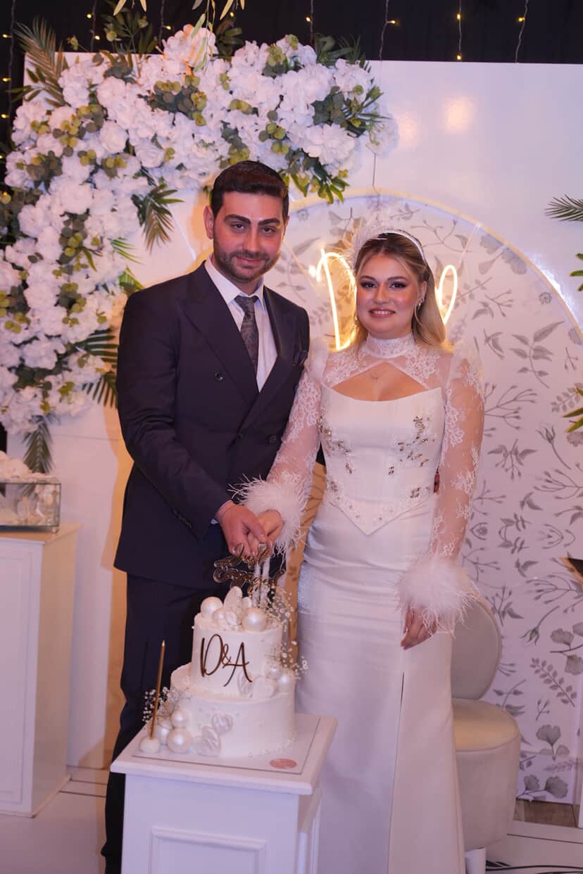 Gelin ve damadın pasta keserken çekilen düğün anı