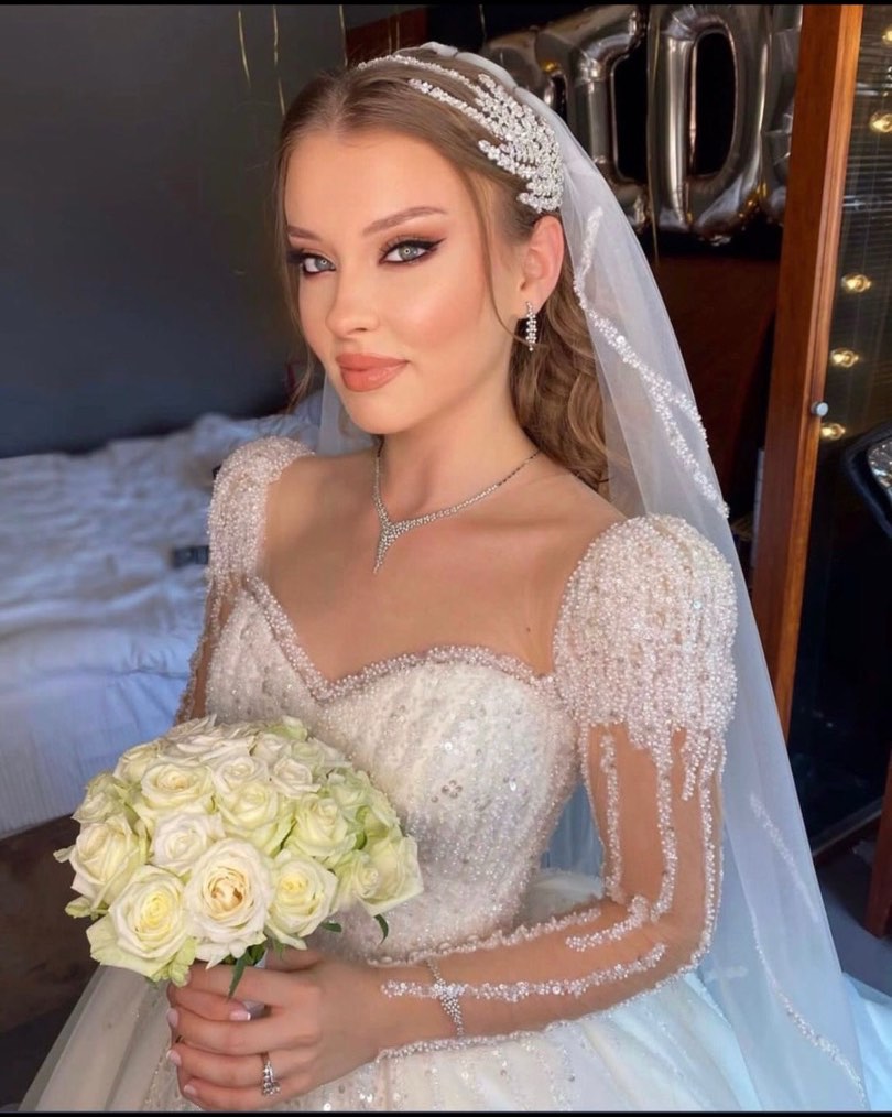 Boncuk işlemeli prenses kesim gelinlik ve duvaklı Ankara gelin portresi