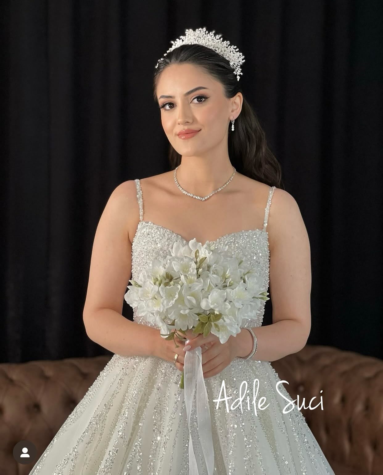 Işıltılı A kesim gelinlik tiara aksesuar ile stüdyo çekimi