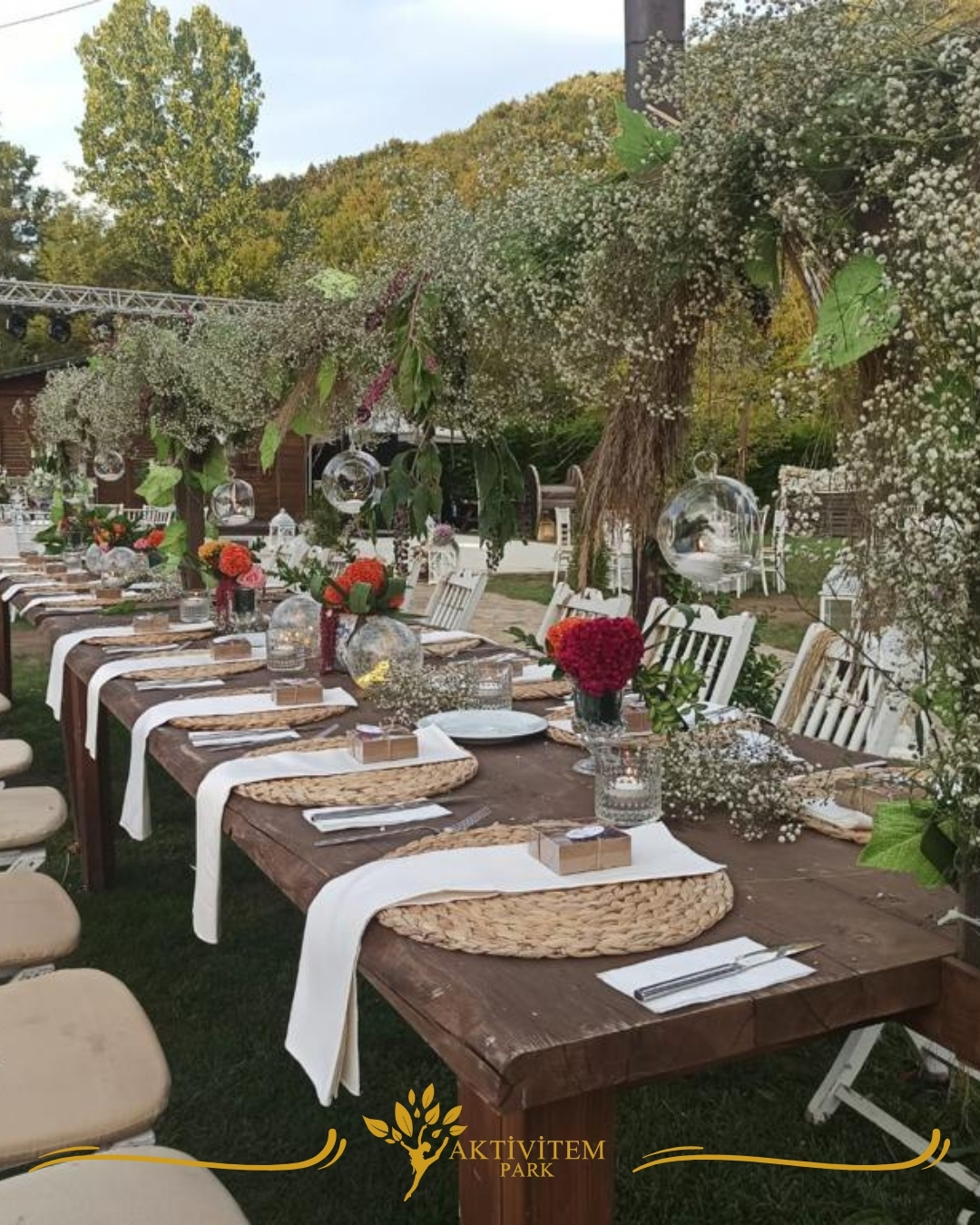 Doğal konsept kır düğünü masa düzeni