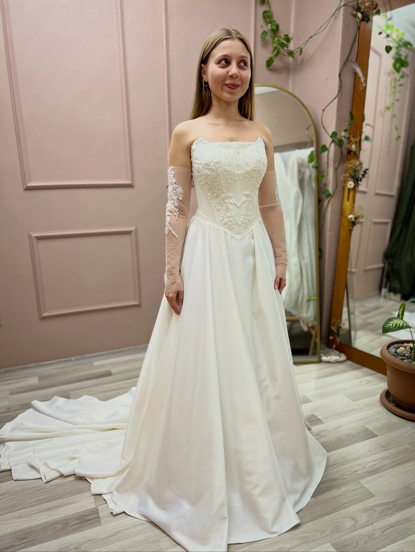 Yakın plan gelinlik üst bedeni: boncuk ve dantel işlemeli korse formu, zarif yaka bitişi ve bel vurgusu.