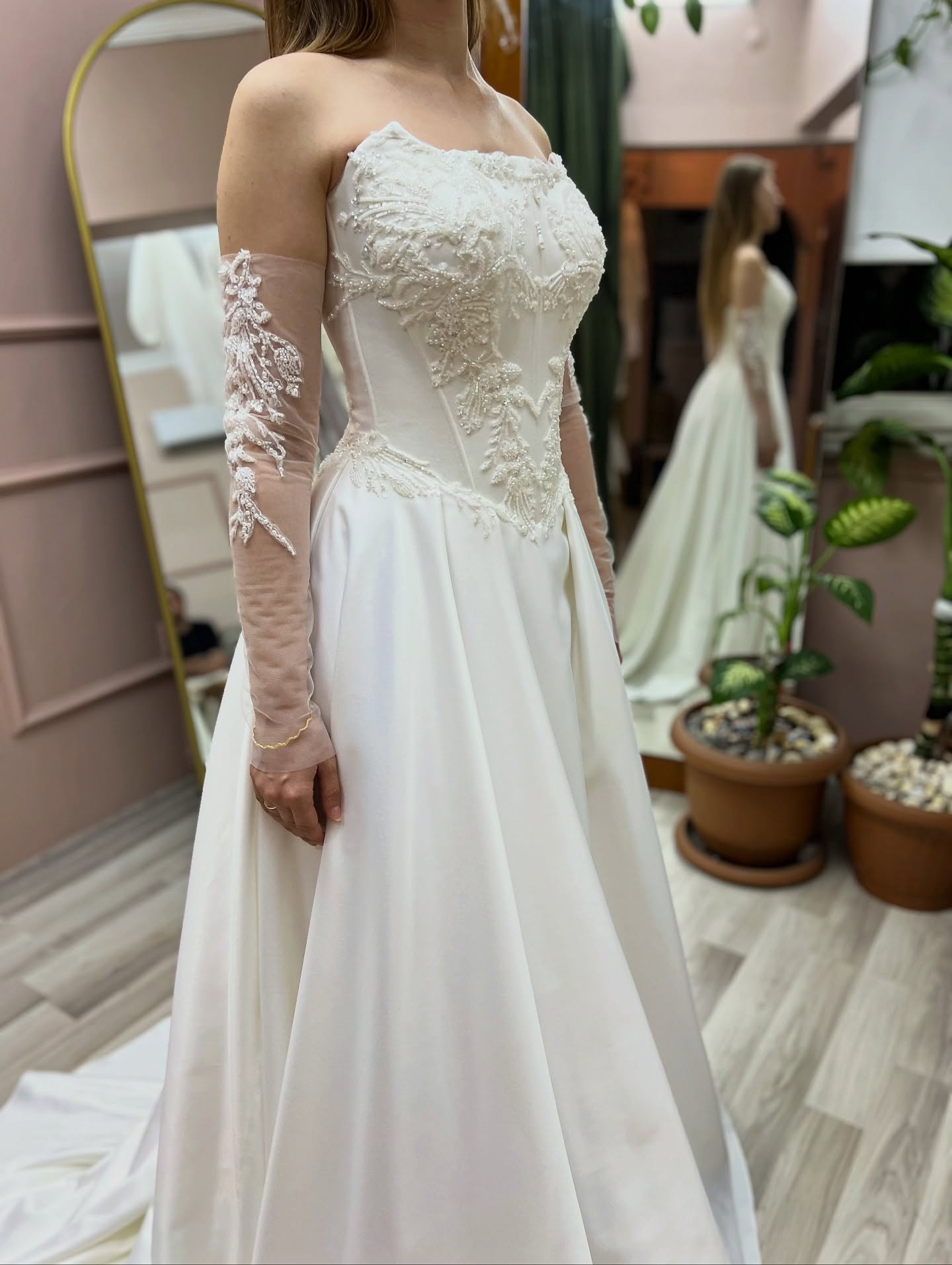  Aliko Couture A kesim gelinlik; sade saten etek ve işlemeli üst beden dengesiyle modern-romantik stil.