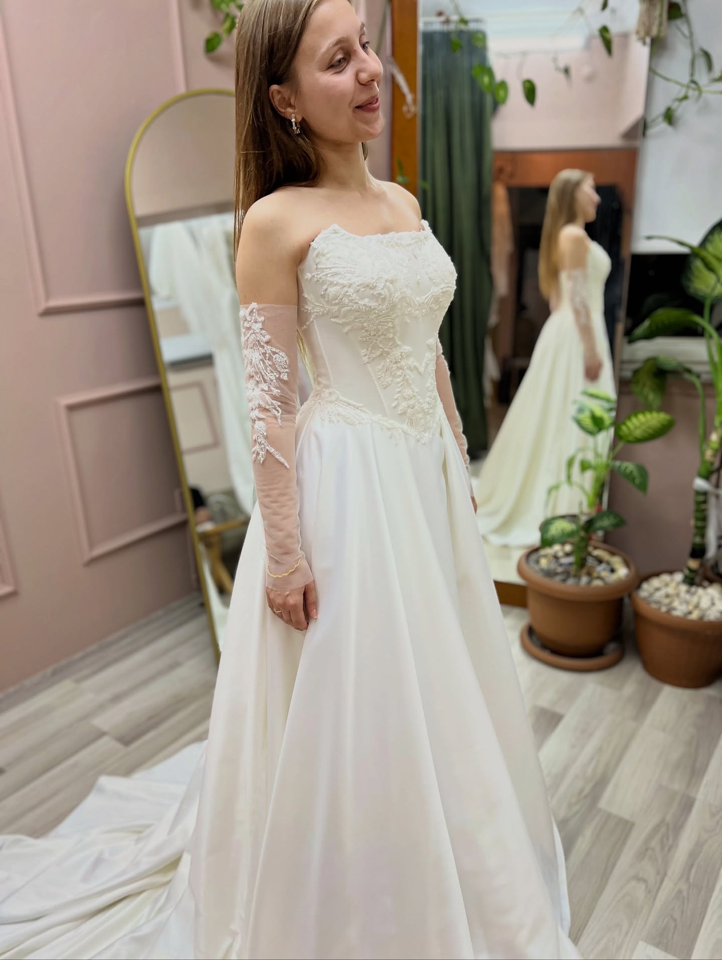  Detay çekim: inci ve boncuk işleme süslemeli gelinlik üst bedeni, dantel motiflerle zarif korse görünümü.