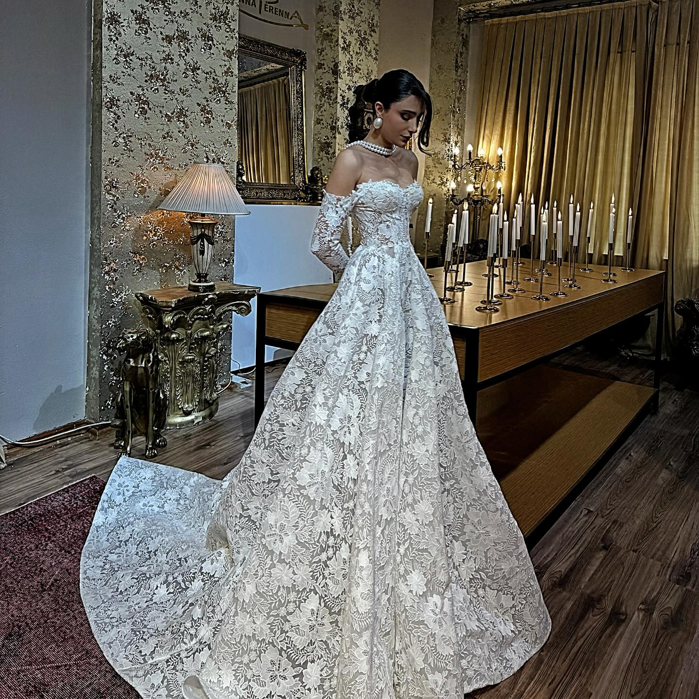 Romantik dantel detaylı, düşük omuzlu prenses kesim gelinlik modeli