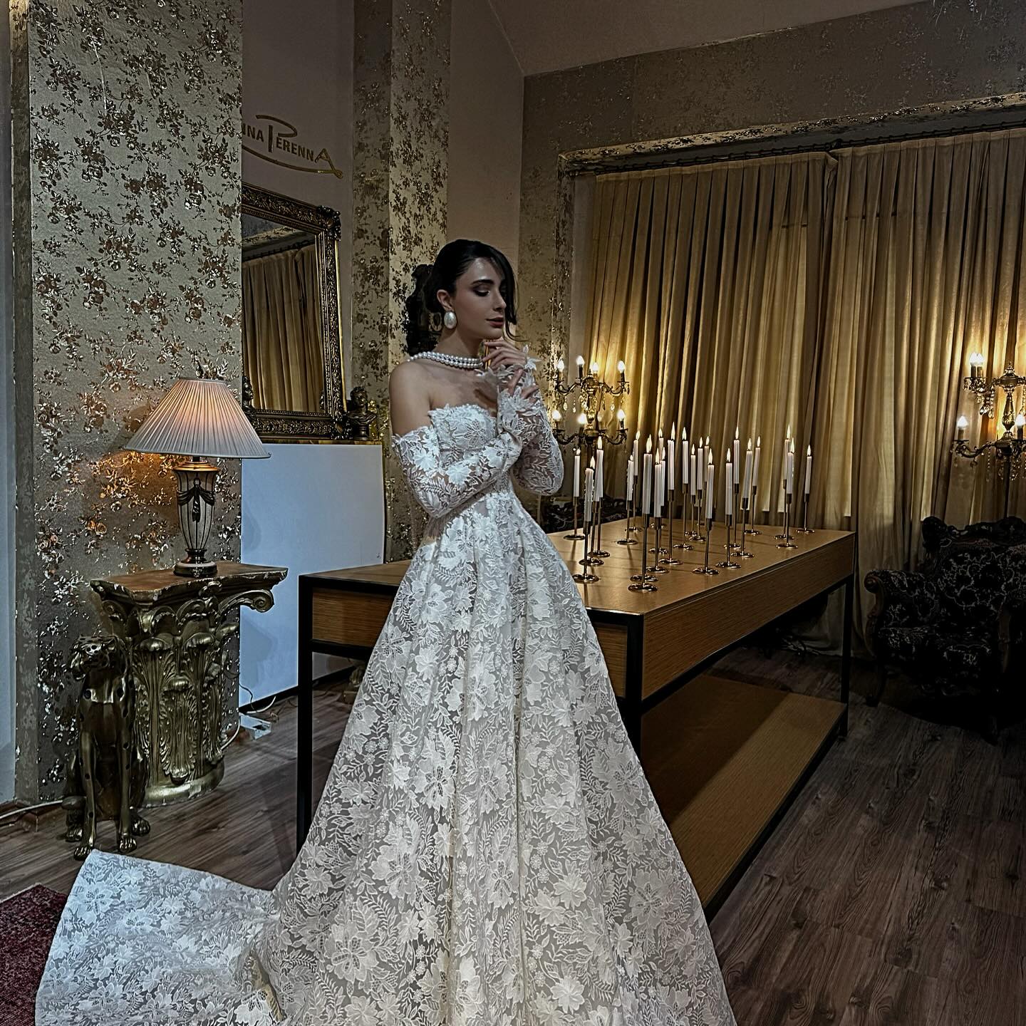 Uzun dantel kollu, zamansız zarafeti yansıtan klasik gelinlik