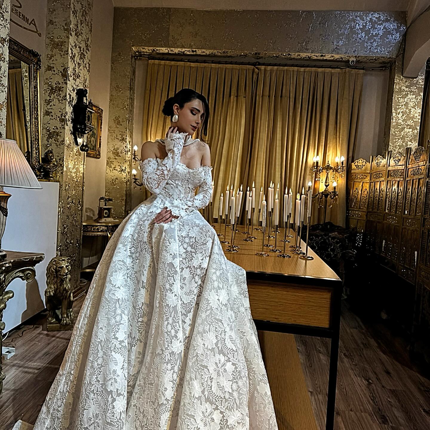 Transparan dantel dokulu, feminen ve zarif gelinlik tasarımı