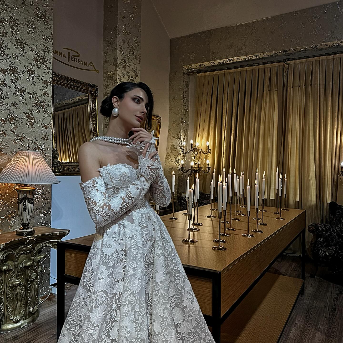 Prenses siluetli, yoğun dantel etekli romantik gelinlik modeli