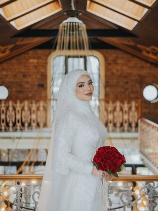 Editorial tarzda kırmızı buketli gelin fotoğrafı