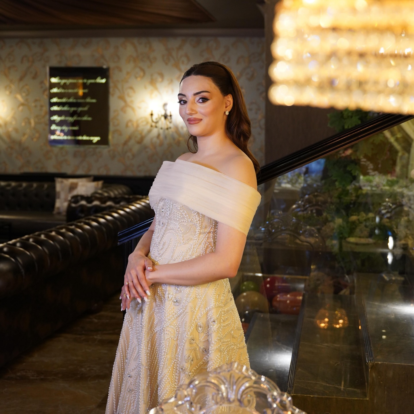 Omuz detaylı şampanya tonunda boncuk işlemeli prenses gelinlik