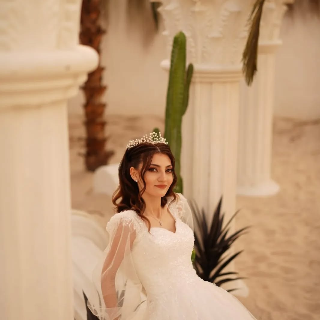 Romantik tül kollu A kesim gelinlik avlu çekimi