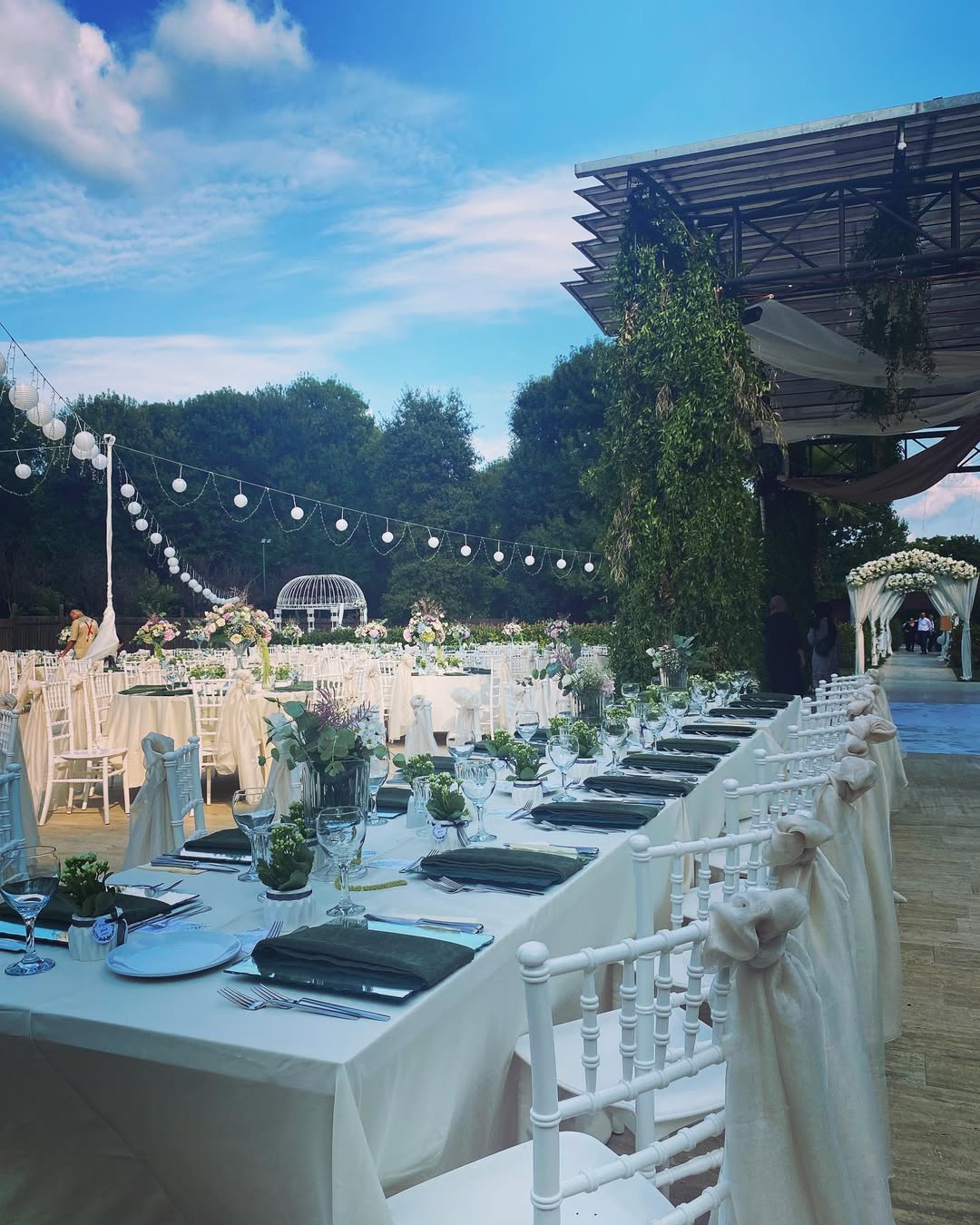 Bahar Country Sarıyer orman içinde uzun masa düğün düzeni