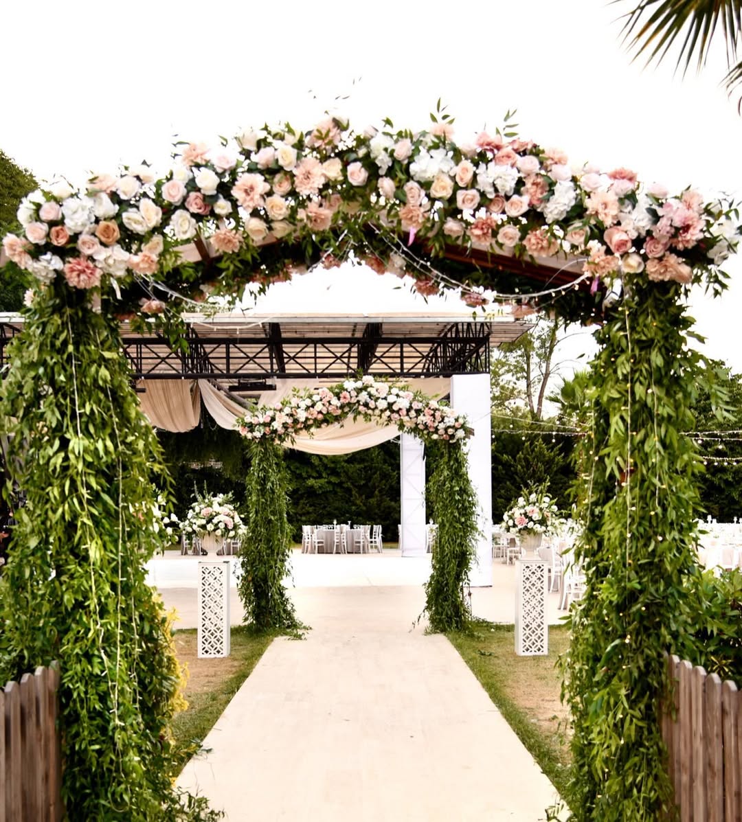 Sarıyer kır düğünü mekânı çiçekli nikâh takı