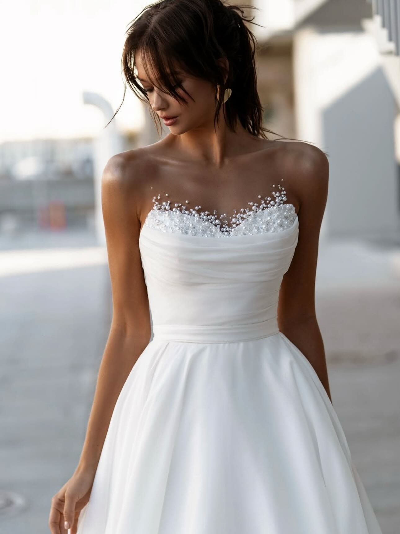 Boncuk işlemeli minimal straplez gelinlik modern tasarım