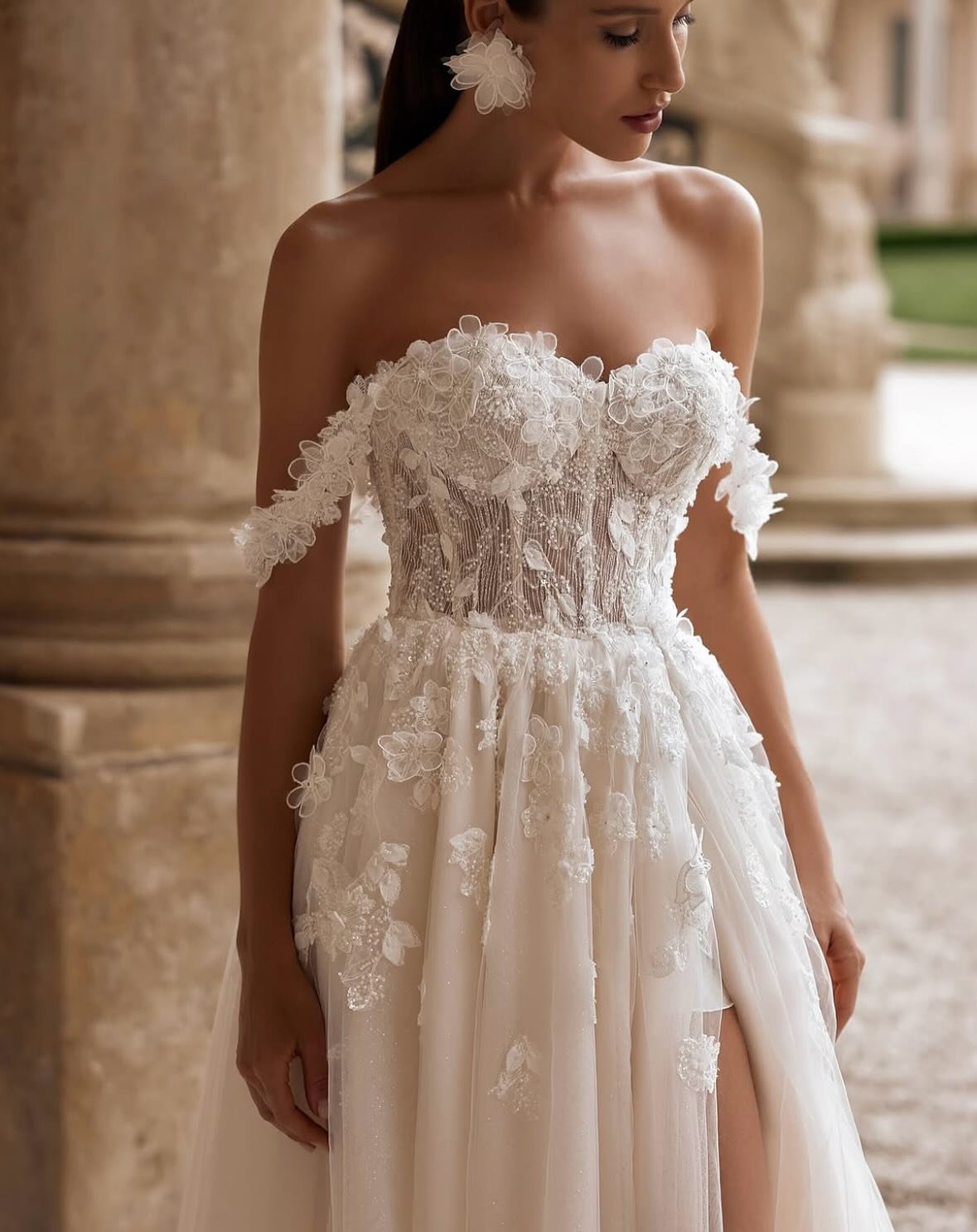 Üç boyutlu çiçek aplikeli prenses model gelinlik