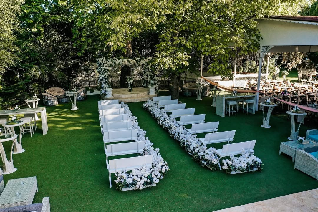 Beyaz Bahçe rustik düğün masa düzeni ahşap masa