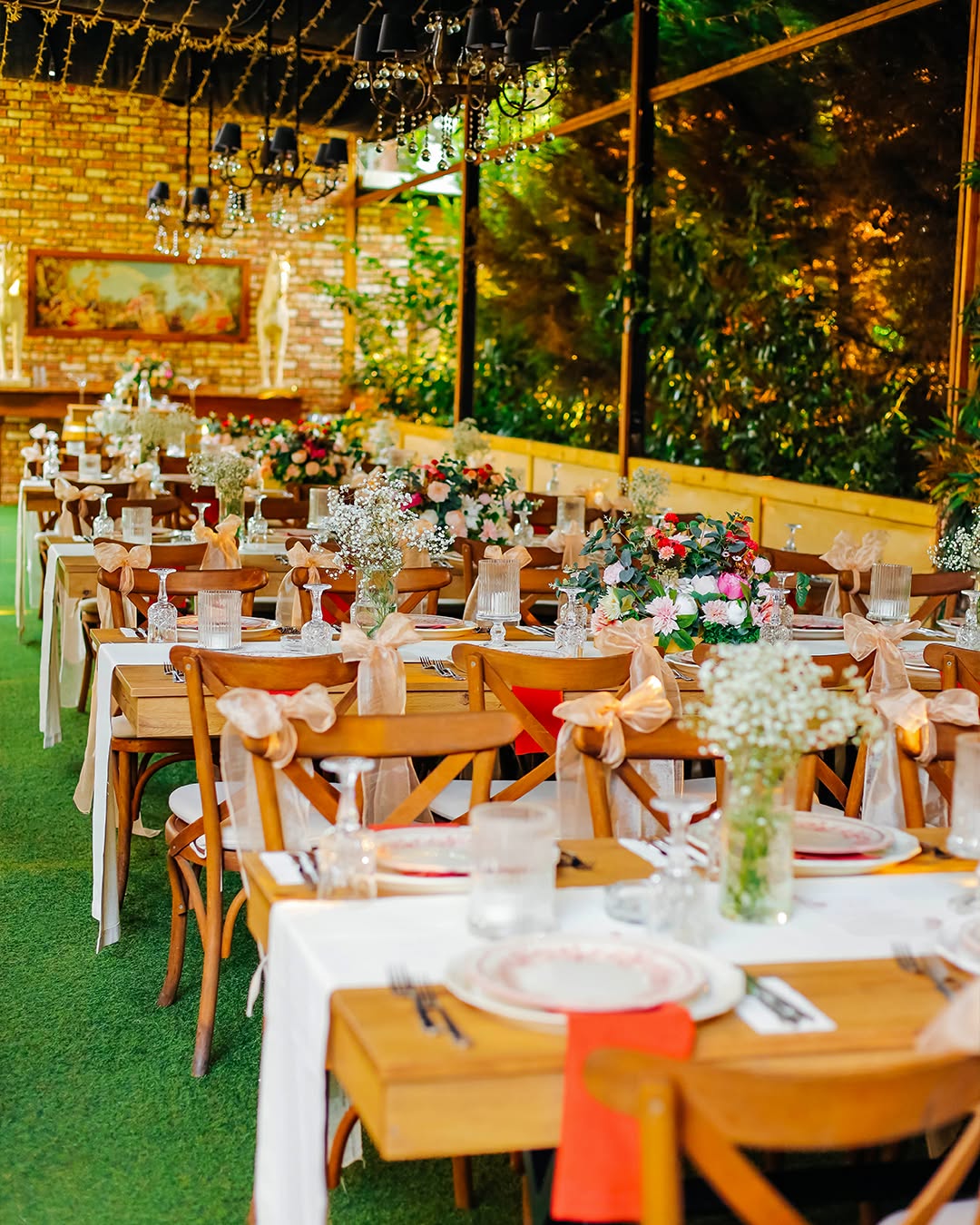 Beyaz Bahçe nikâh alanı beyaz çiçek dekorasyonu