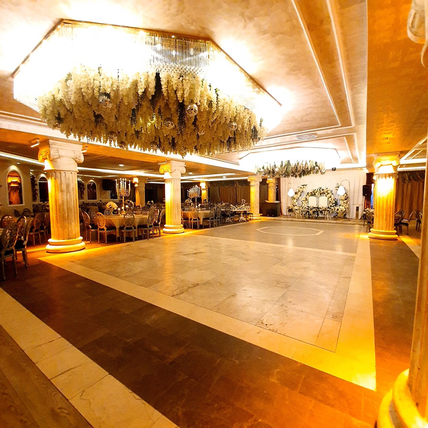 Sarkıt çiçekli tavan dekorasyonu düğün mekânı