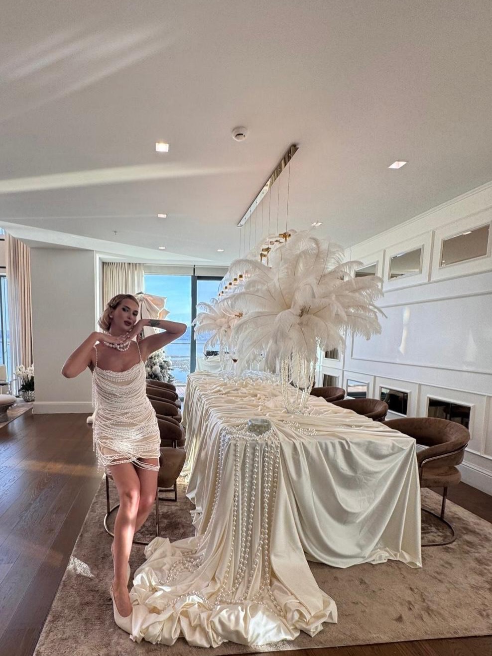 Düğün ikinci elbise olarak tercih edilen Burak Çiçek Couture mini inci elbise