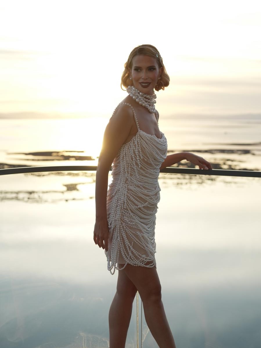 Bekarlığa veda için beyaz inci işlemeli mini elbise – Burak Çiçek Couture tasarımı