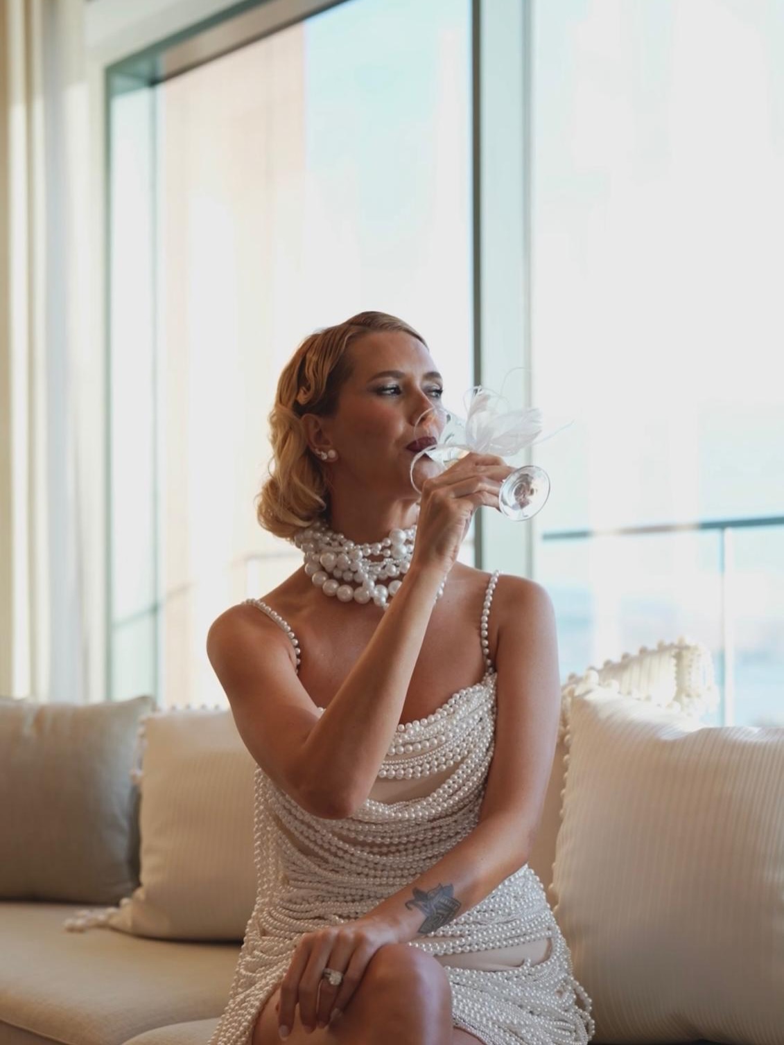 Nişan after kutlaması için şık inci drapeli mini elbise – Burak Çiçek Couture