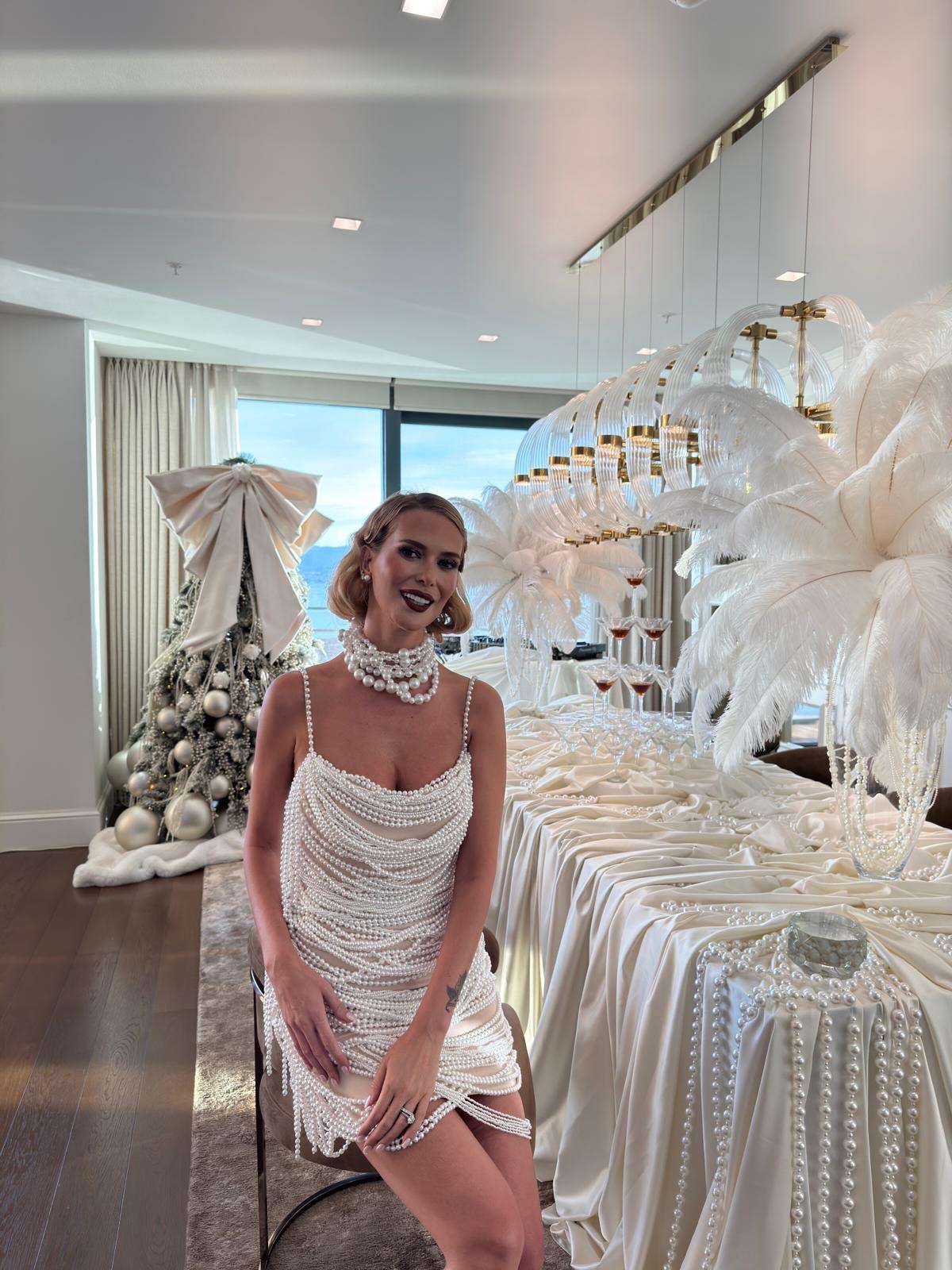 Konsept gelin çekimi için Burak Çiçek Couture inci tasarımlı mini elbise