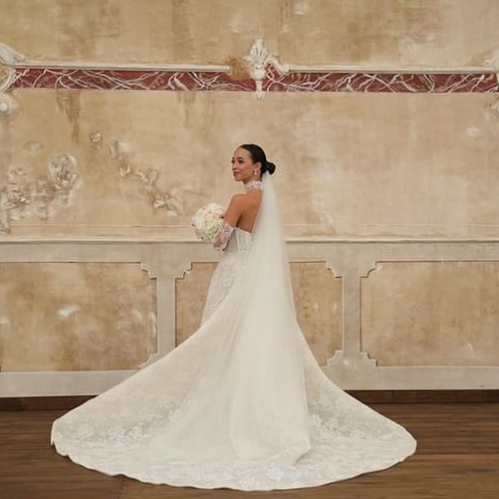 Bursa Pazarı Gelinlik straplez kalp yaka dantel işlemeli A kesim gelinlik arkadan görünüm, uzun kuyruk ve duvak detayı