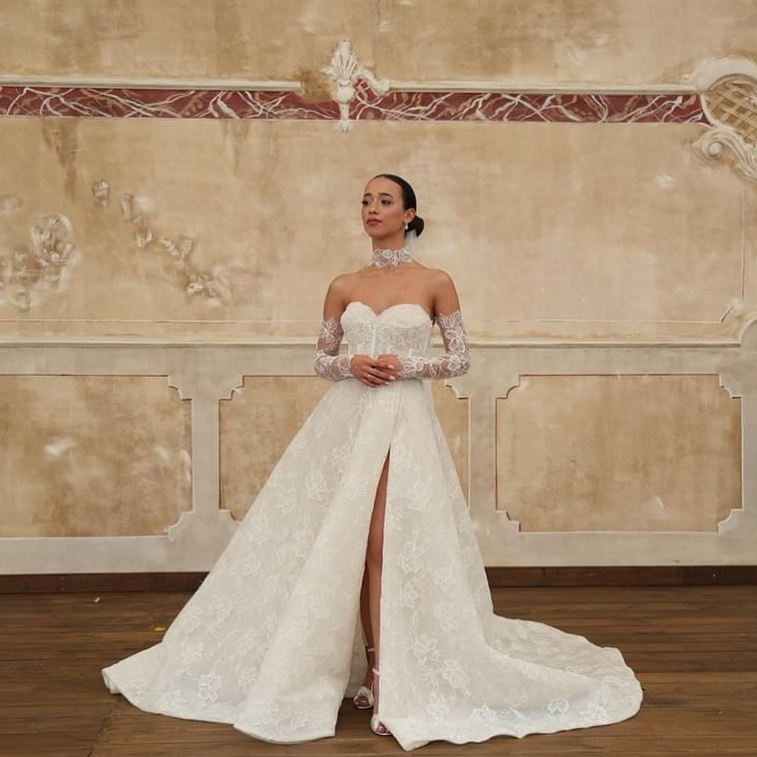 Bursa Pazarı Gelinlik straplez dantel işlemeli A kesim gelinlik önden görünüm, yırtmaç detaylı modern gelinlik modeli