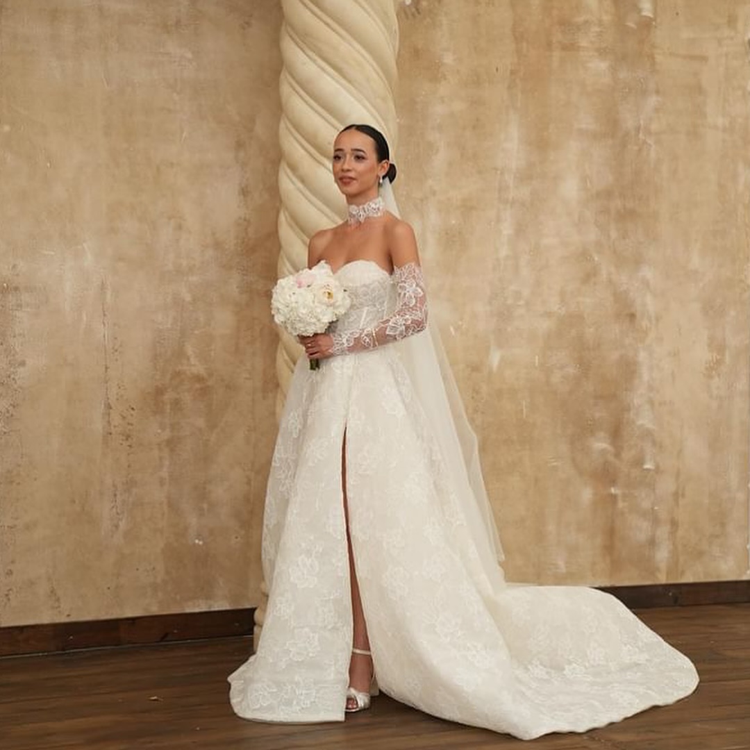 Bursa Pazarı Gelinlik dantel dokulu A kesim gelinlik yırtmaçlı tasarım, zarif ve modern gelin görünümü