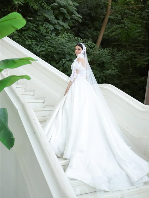 Doğal ışıkta zarif siluet sunan Bursa Pazarı Gelinlik tasarımı