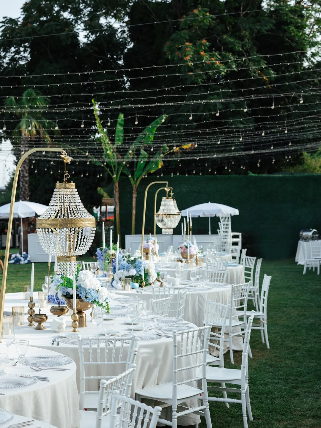 Altın şamdanlı ve beyaz masa konsepti – Sarıyer düğün mekânı