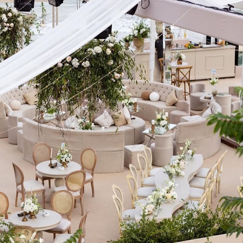 Deniz kenarında nikâh alanı ve beyaz sandalyeler