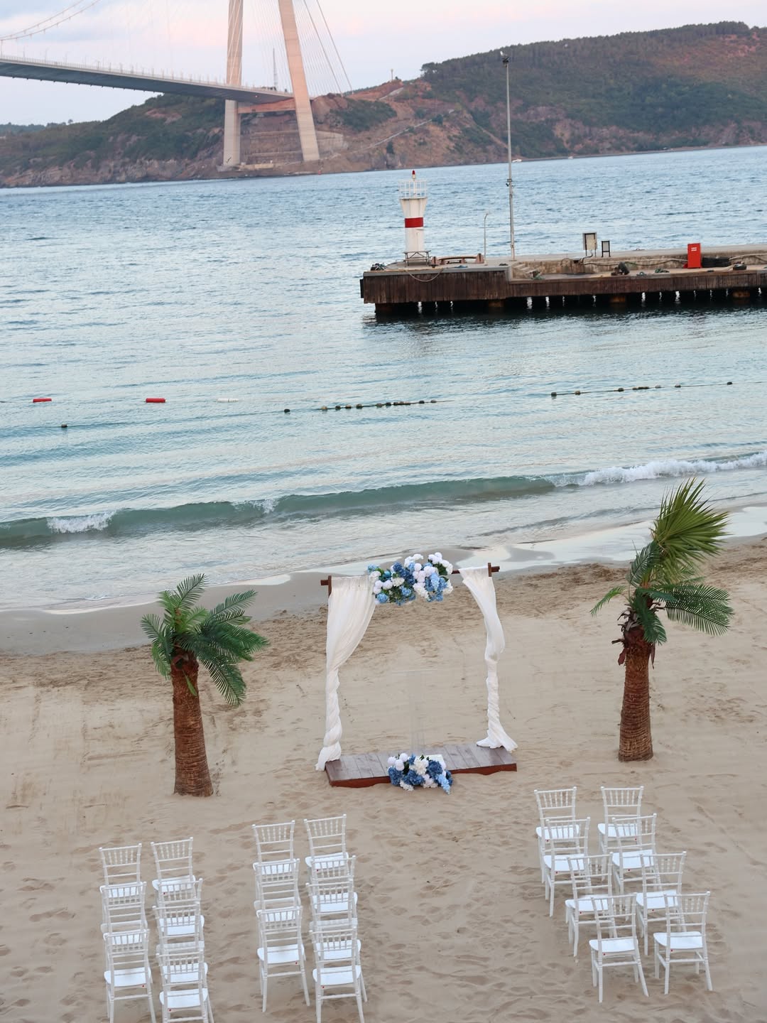 Işık zincirleriyle romantik açık hava düğün ambiyansı