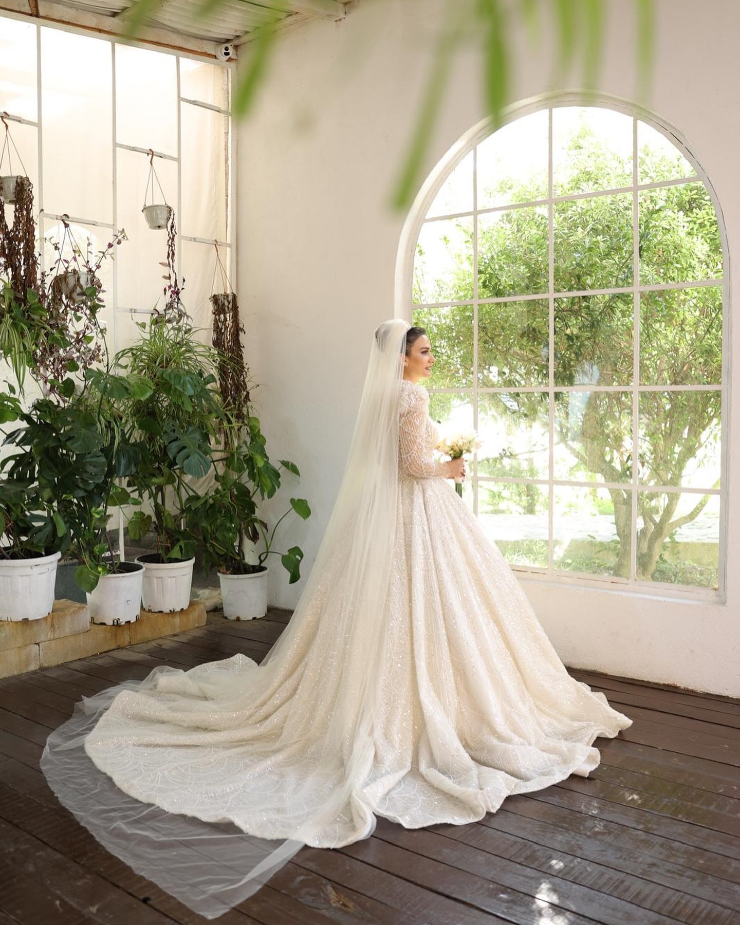 Ceylan Güres Modaevi ışıltılı prenses gelinlik, uzun kollu transparan üst ve kabarık etek görünümü