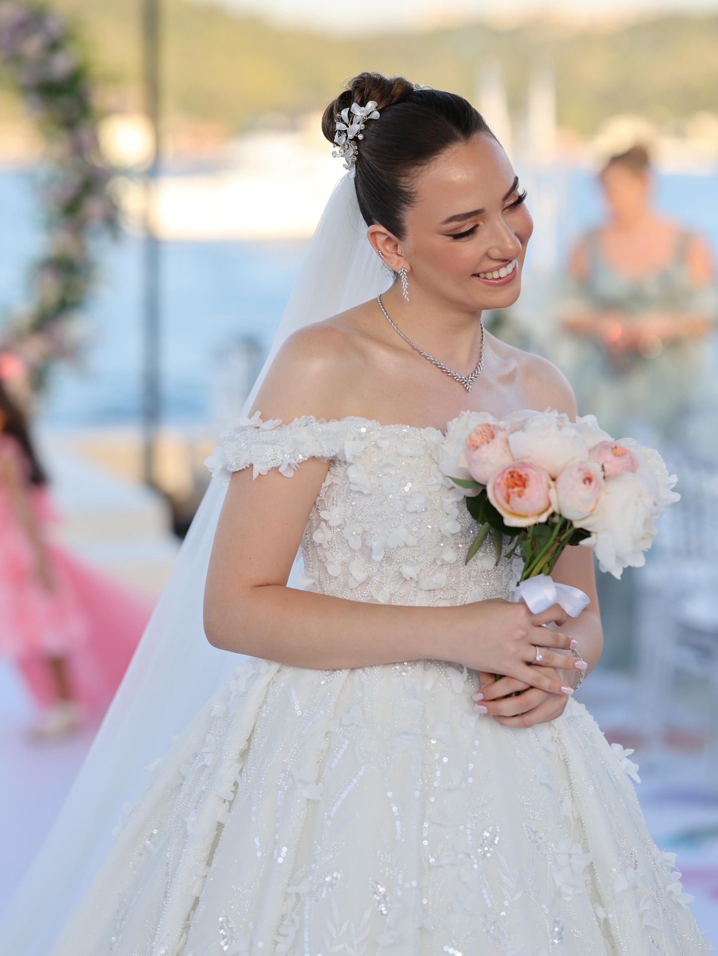 “Ceylan Güres Modaevi prenses gelinlik, düşük omuz kesim ve 3D çiçek işlemeli gövde detayıyla yakın plan gelin fotoğrafı”