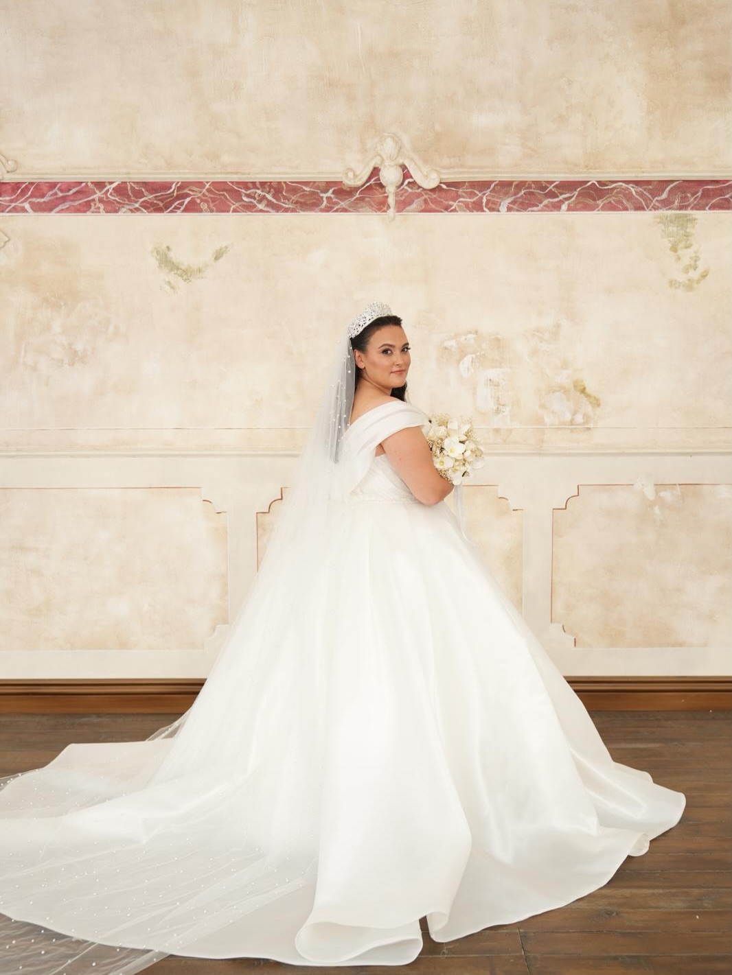 A kesim omuz detaylı zarif gelinlik modeli