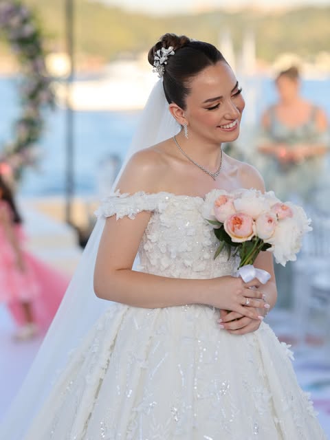 Tekne düğünü için romantik gelinlik tasarımı