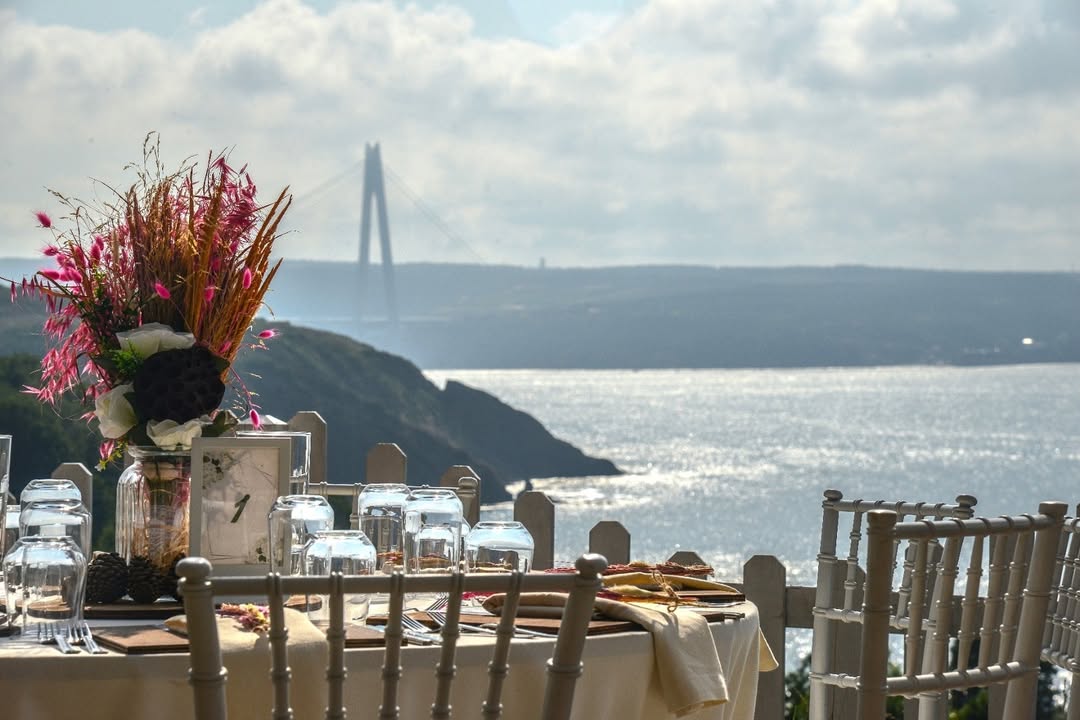İstanbul Beykoz deniz kenarı kır düğünü masası