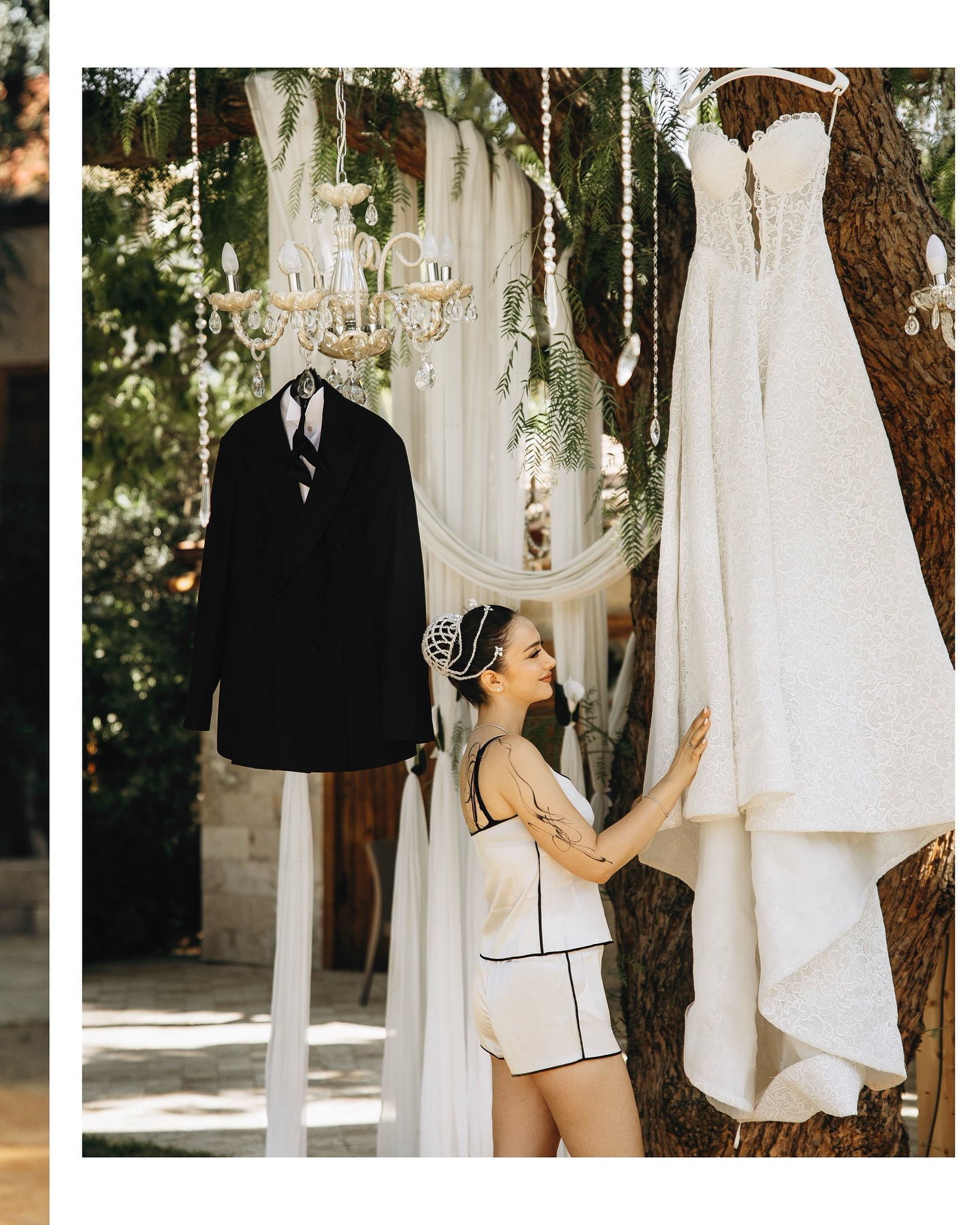 Gelin hazırlık aşamasında bride kıyafeti ile gelinlik yanında poz veriyor