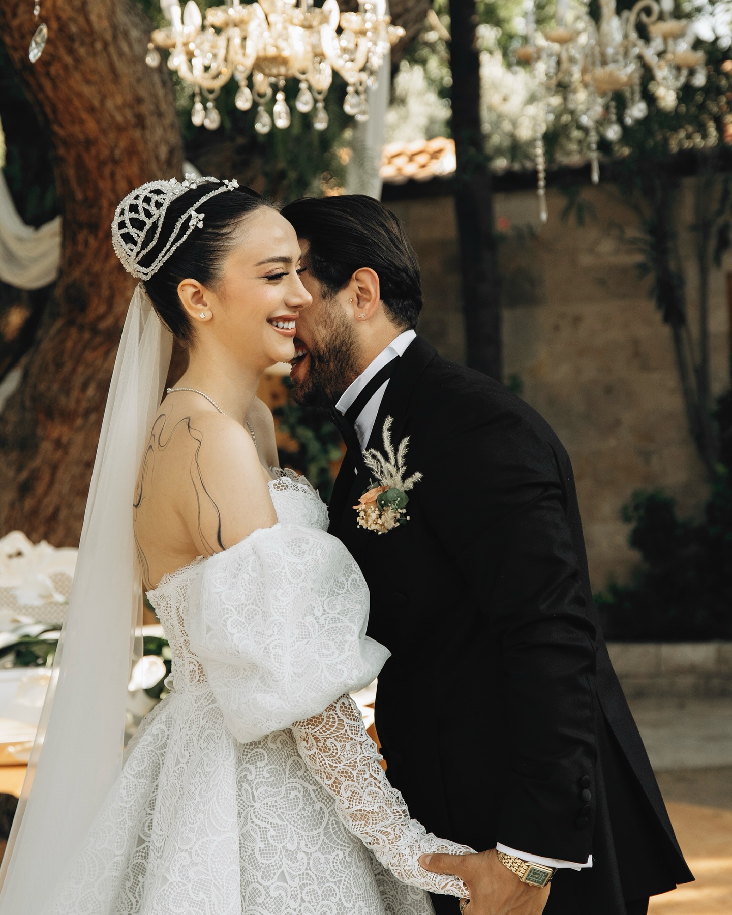 Gelin hazırlık aşamasında bride kıyafeti ile gelinlik yanında poz veriyor