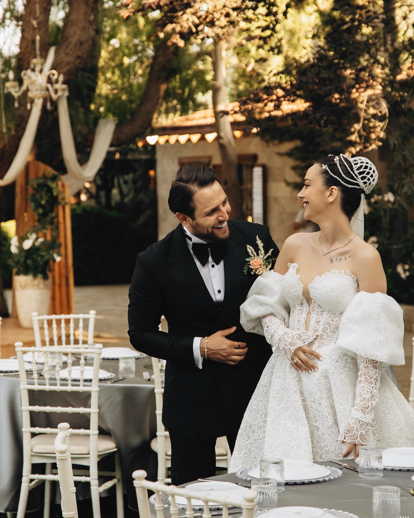 Gelinlik dantel dokusu ve korse detayları düğün çekimi sırasında görüntüleniyor