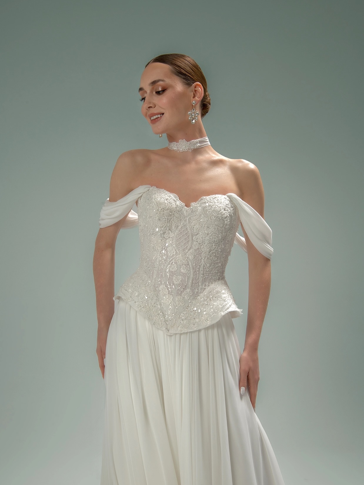 Off-shoulder korse gelinlik, dantel işlemeli üst ve pileli etek