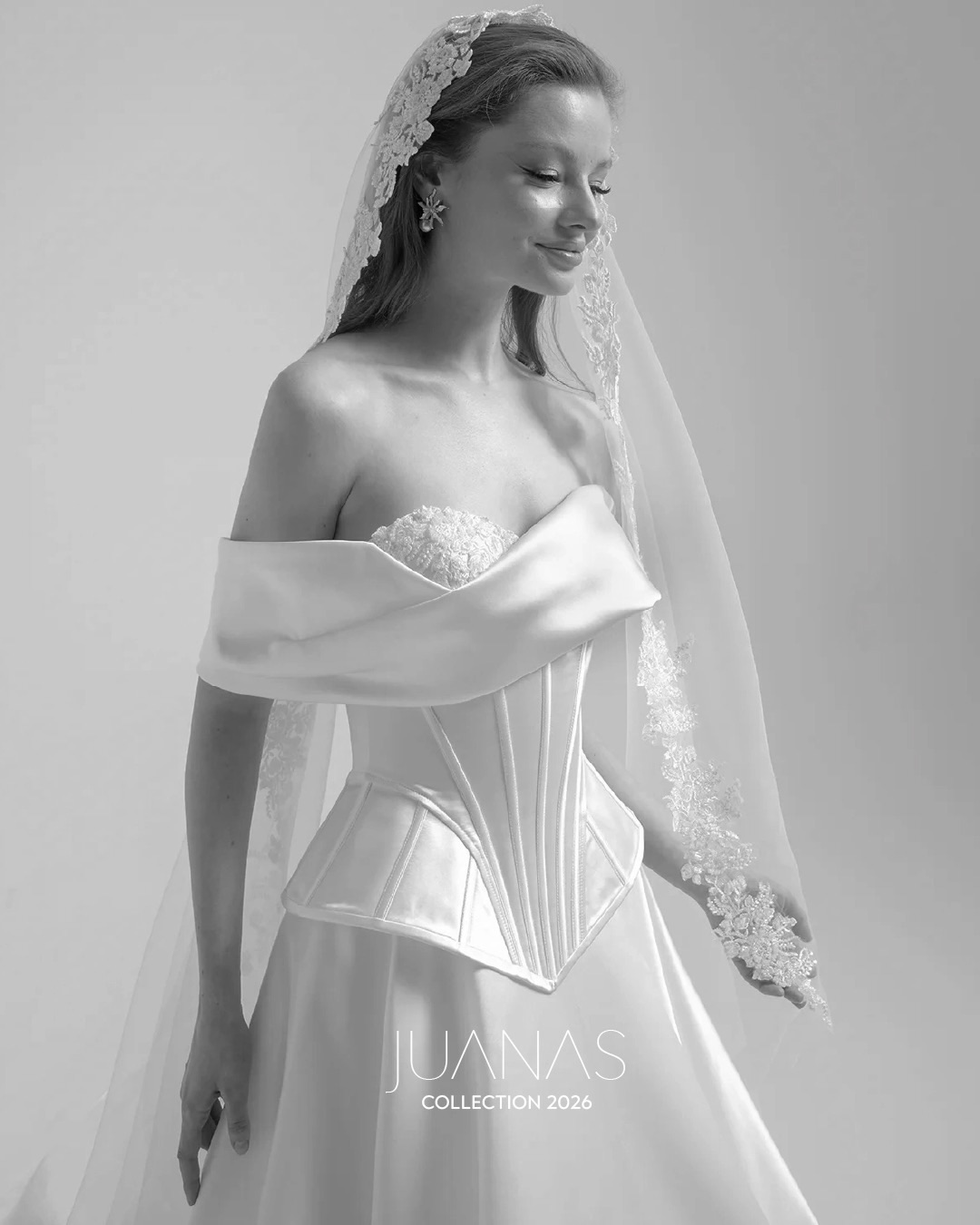 Straplez korse gelinlik, inci detaylı dantel ve uzun dantel eldiven