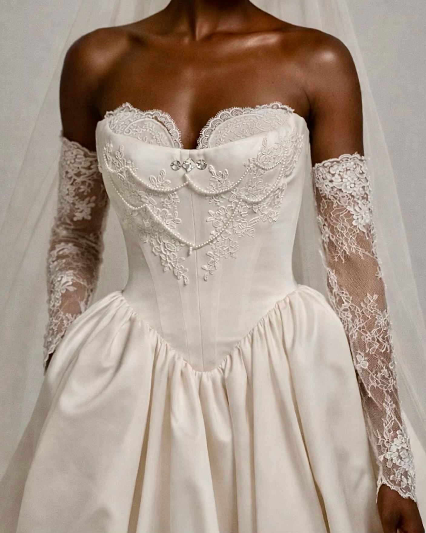 Minimal saten prenses gelinlik, düşük omuz ve hacimli etek